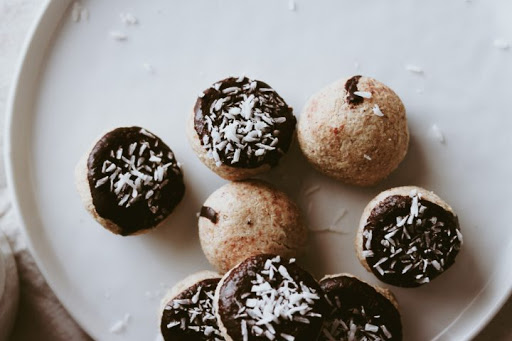 Chocolate-Dipped Coconut Macaroons | Amaretti proteici